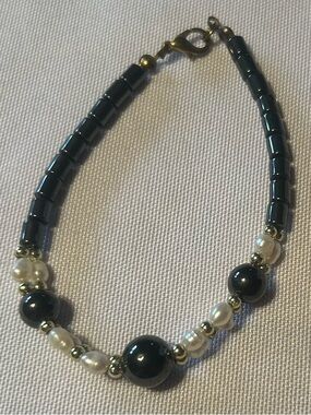 Elegant Black Hematite and Fresh Water Pearl Women's Bracelet